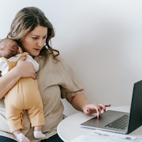 Die BKK GILDEMEISTER SEIDENSTICKER unterstützt u.a. mit der digitalen Hebammenberatung Kinderheldin