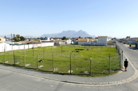 Das Areal in Heideveld bietet Platz für Klassenzimmer und Spielplatz. (©Uthando (Love) South Africa)