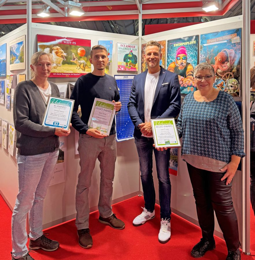 Die Preisträger Daniela Tapper, Martin Winzer und Sabine Löwer mit Vertriebsleiter Frank Büscher (© CALVENDO Verlag)