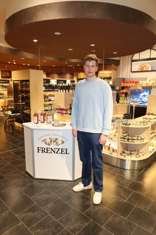 Johannes Frenzel bei EDEKA Billstein (© Johannes Frenzel) Johannes Frenzel bei EDEKA Billstein (© Johannes Frenzel)