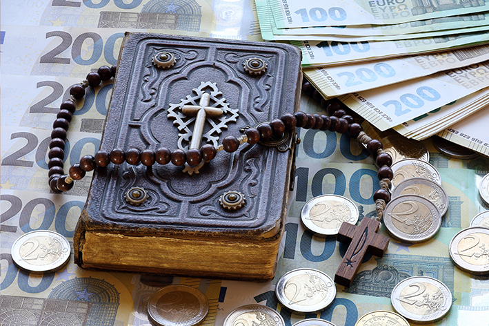 Tritt nur ein Ehegatte aus der Kirche aus, muss der andere das finanziell ausgleichen (Bildquelle: ZIHE/stock.adobe.com)