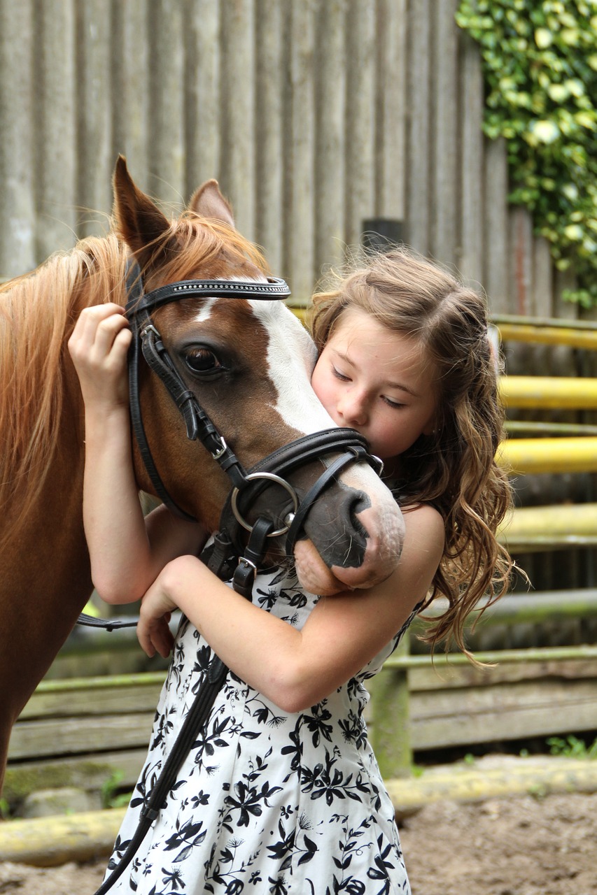 Starkes Kind-Tier-Gespann: Ein Pony als Bezugstier Starkes Kind-Tier-Gespann: Ein Pony als Bezugstier