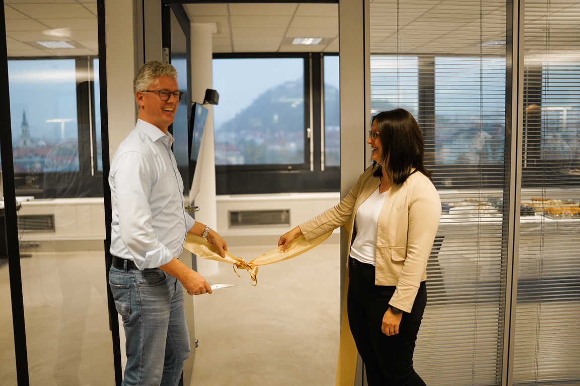 Das Tor zumösterreichischen Markt: Alexander Bernhard, Geschäftsführer der SWAN Gruppe, und Katrin (Bildquelle: SWAN GmbH) Das Tor zumösterreichischen Markt: Alexander Bernhard, Geschäftsführer der SWAN Gruppe, und Katrin (Bildquelle: SWAN GmbH)