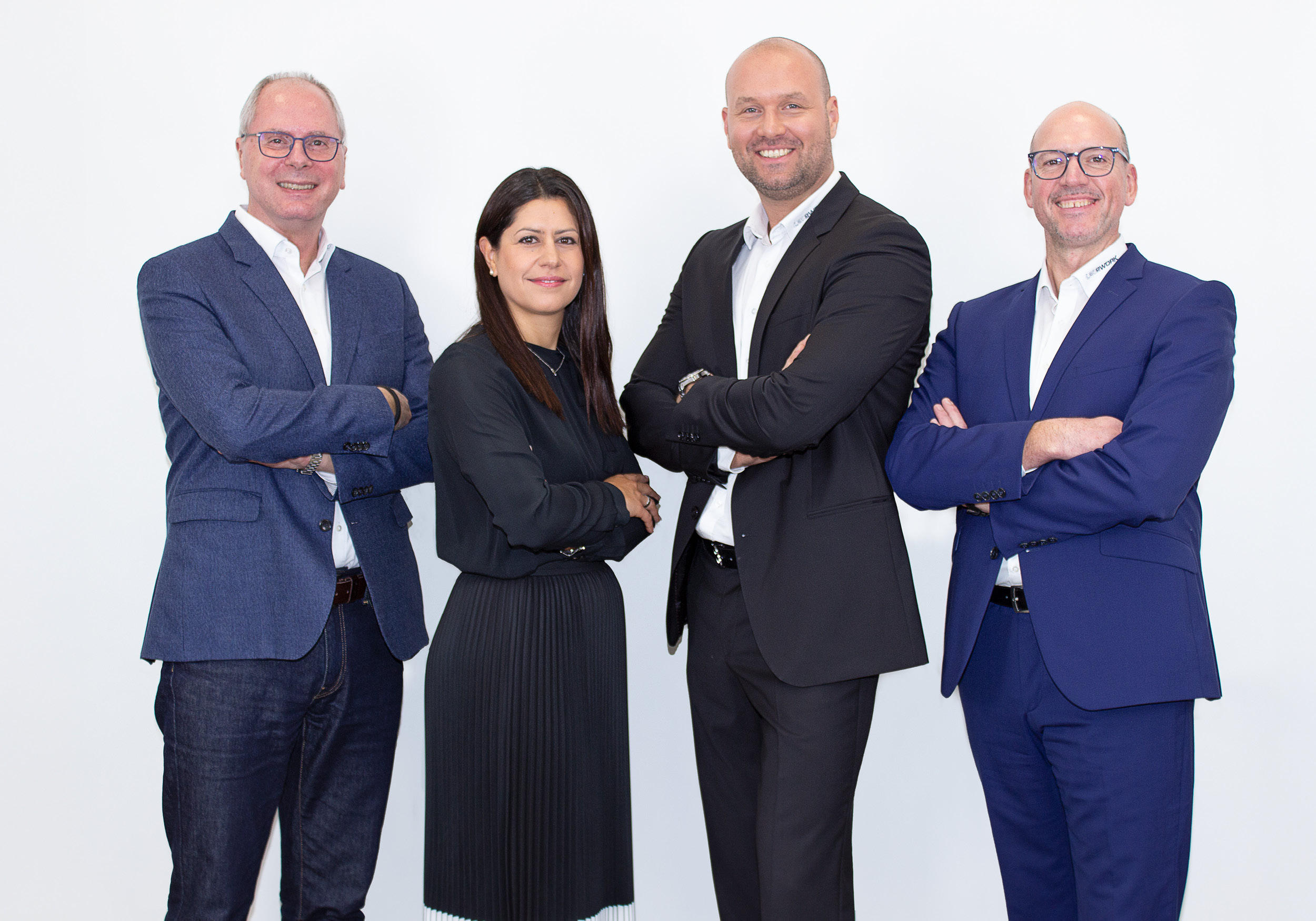Die Geschäftsleitung von LED2WORK (v.l.): Markus Wiedmann, Feryal Schiga, Jan Schiga, Holger Ritter (Bildquelle: @LED2WORK GmbH)