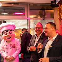 Gratulation zum Jubiläum: Maskottchen Kolbi, Bürgermeister Christian Vogel und Peter Kolb 