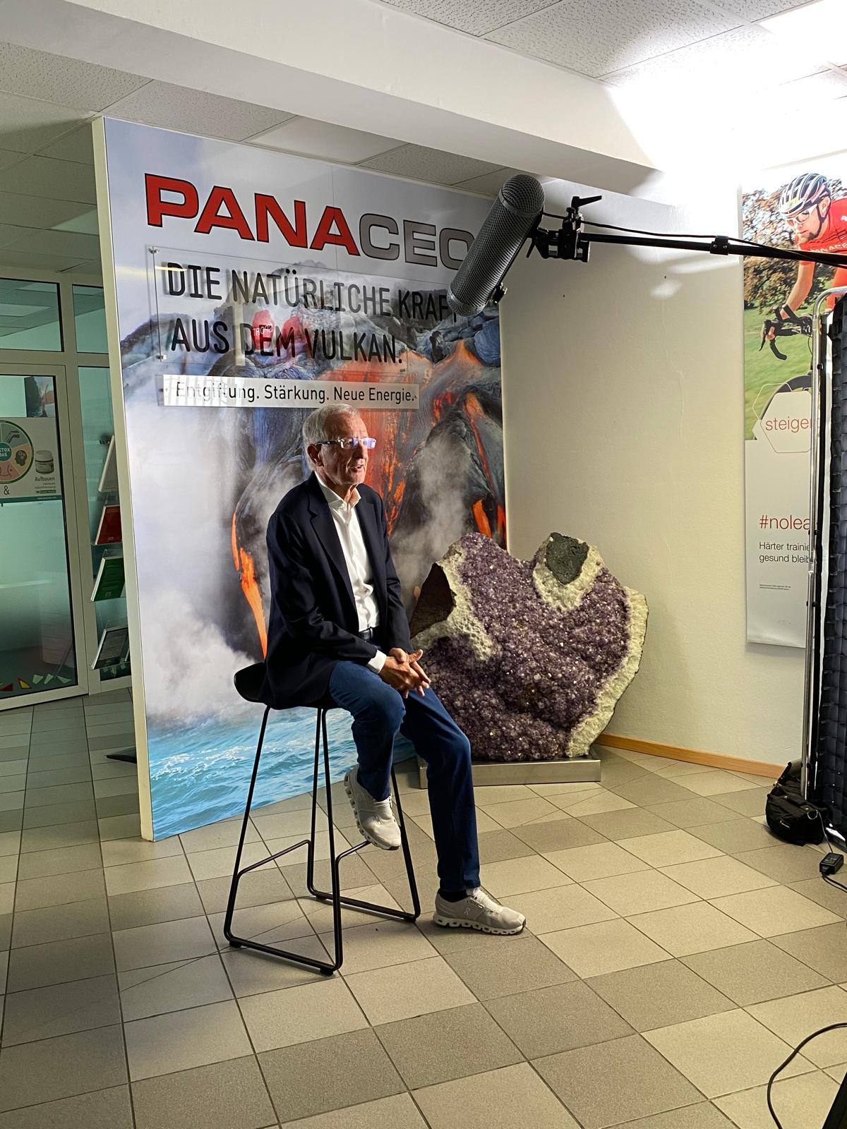 PANACEO Unternehmensgründer Jakob Hraschan beim Dreh zum neuen PANACEO-Info-Film