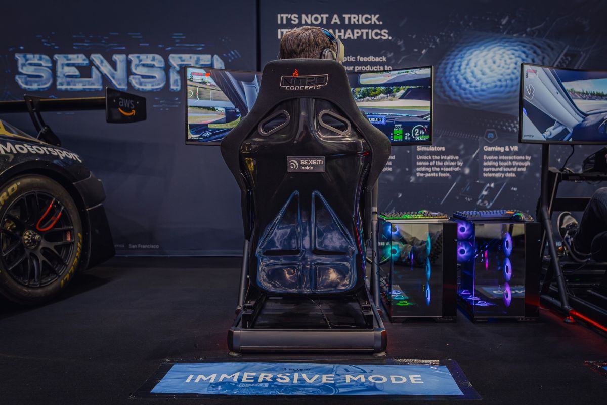 Sensit! Metahaptics (© Sensit! Metahaptics Technologie in der Partnerschaft mit Nitro Concepts SimRacing Hardware) Sensit! Metahaptics (© Sensit! Metahaptics Technologie in der Partnerschaft mit Nitro Concepts SimRacing Hardware)