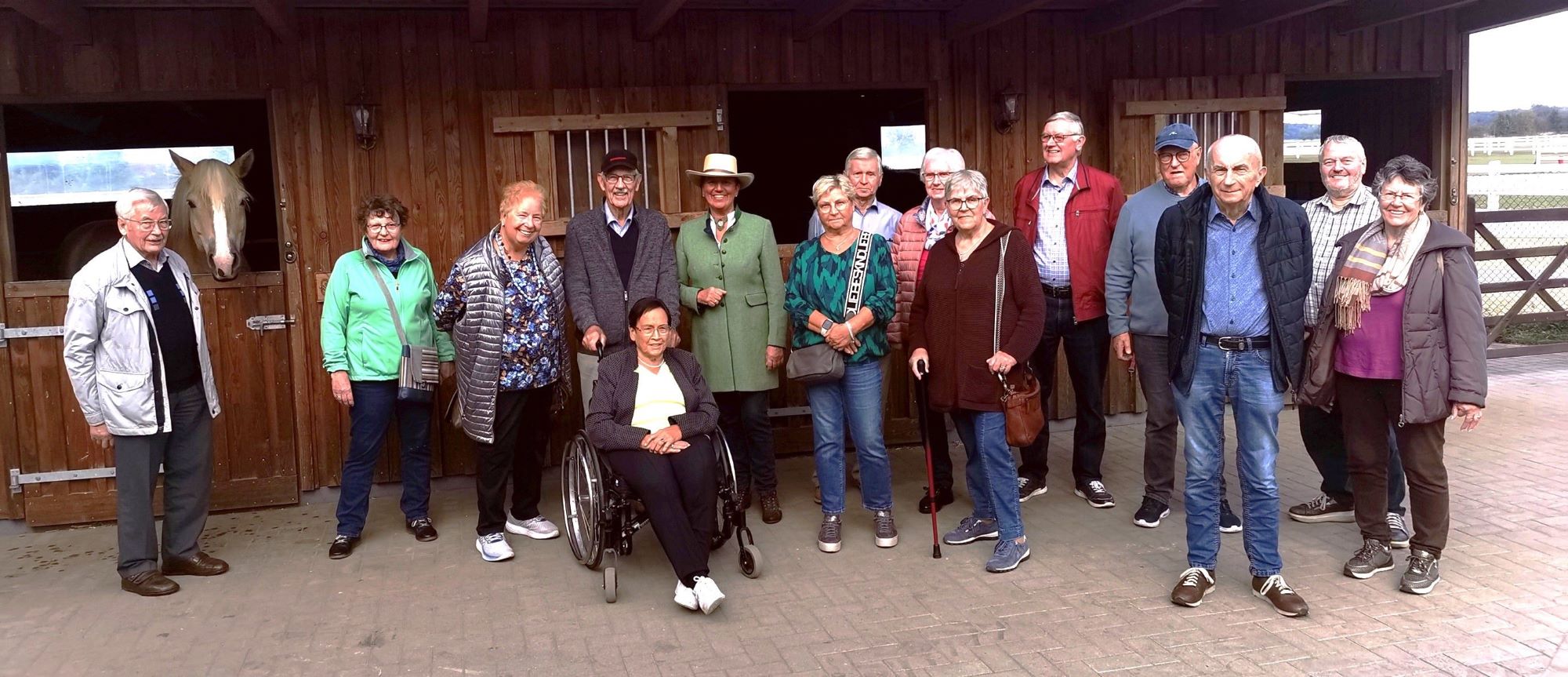 Gruppenbild der Oldtimerfreunde mit Haflinger STANLEY u Annette Engelhardt auf der Ballermann Ranch (Die Bildrechte liegen bei dem Verfasser der Mitteilung.) Gruppenbild der Oldtimerfreunde mit Haflinger STANLEY u Annette Engelhardt auf der Ballermann Ranch (Die Bildrechte liegen bei dem Verfasser der Mitteilung.)