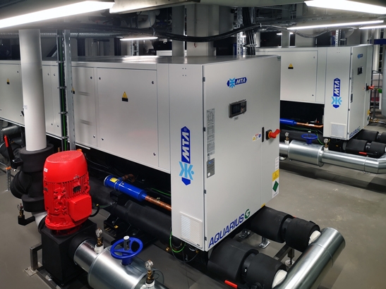 Zwei reversible Wärmepumpen vom Typ AQG 3202 mit bis zu 1,6 Megawatt Wärme oder Kälte (Die Bildrechte liegen bei dem Verfasser der Mitteilung.)