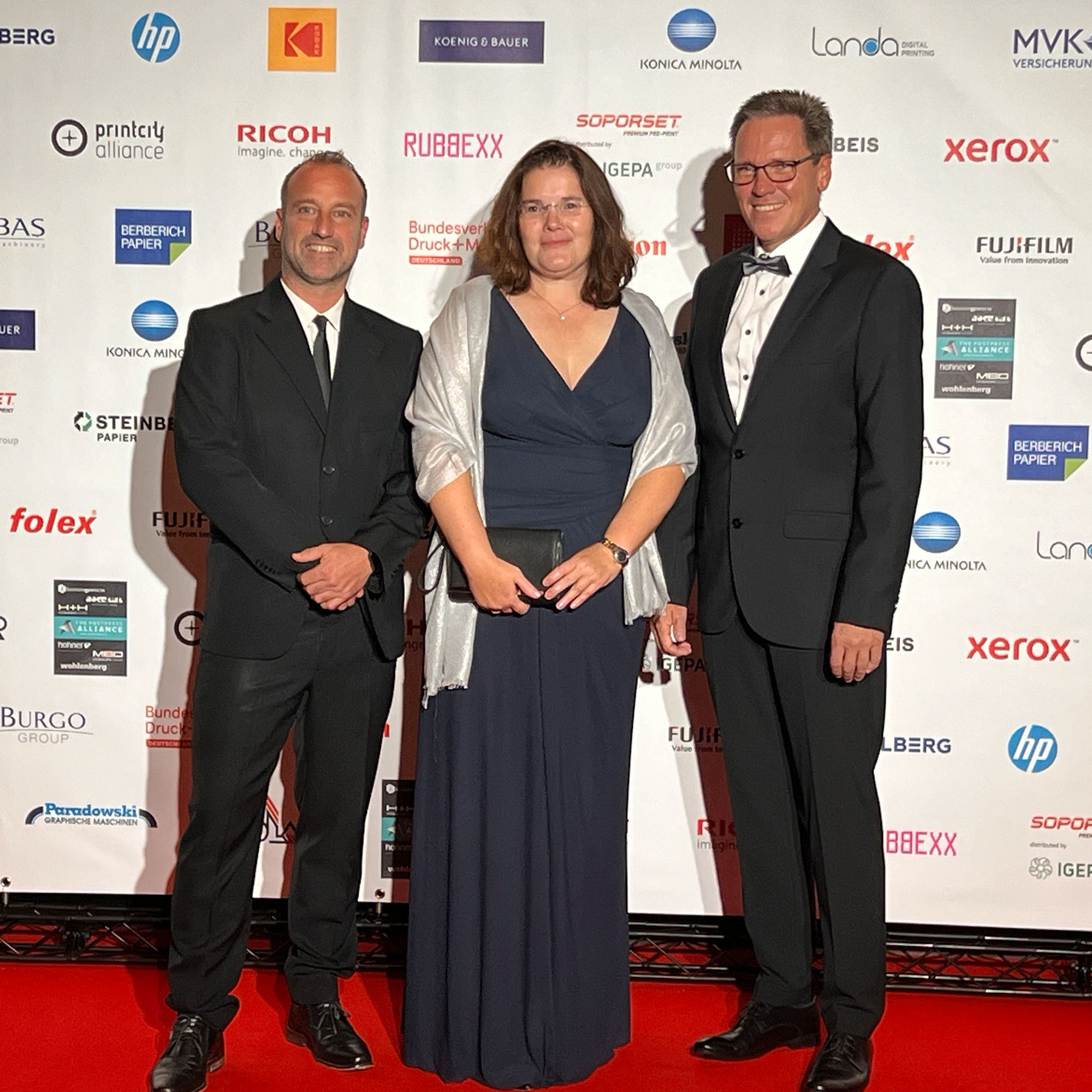 Roter Teppich v.l.n.r.: Andreas Schätzle, Ulrike Peukert, Eugen Mayer (Die Bildrechte liegen bei dem Verfasser der Mitteilung.) Roter Teppich v.l.n.r.: Andreas Schätzle, Ulrike Peukert, Eugen Mayer (Die Bildrechte liegen bei dem Verfasser der Mitteilung.)