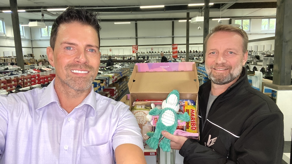 Auf gute Zusammenarbeit: schuhplus-Chef Georg Mahn (li) und Vereinsvorsitzender Markus Vähning (re) (Die Bildrechte liegen bei dem Verfasser der Mitteilung.) Auf gute Zusammenarbeit: schuhplus-Chef Georg Mahn (li) und Vereinsvorsitzender Markus Vähning (re) (Die Bildrechte liegen bei dem Verfasser der Mitteilung.)