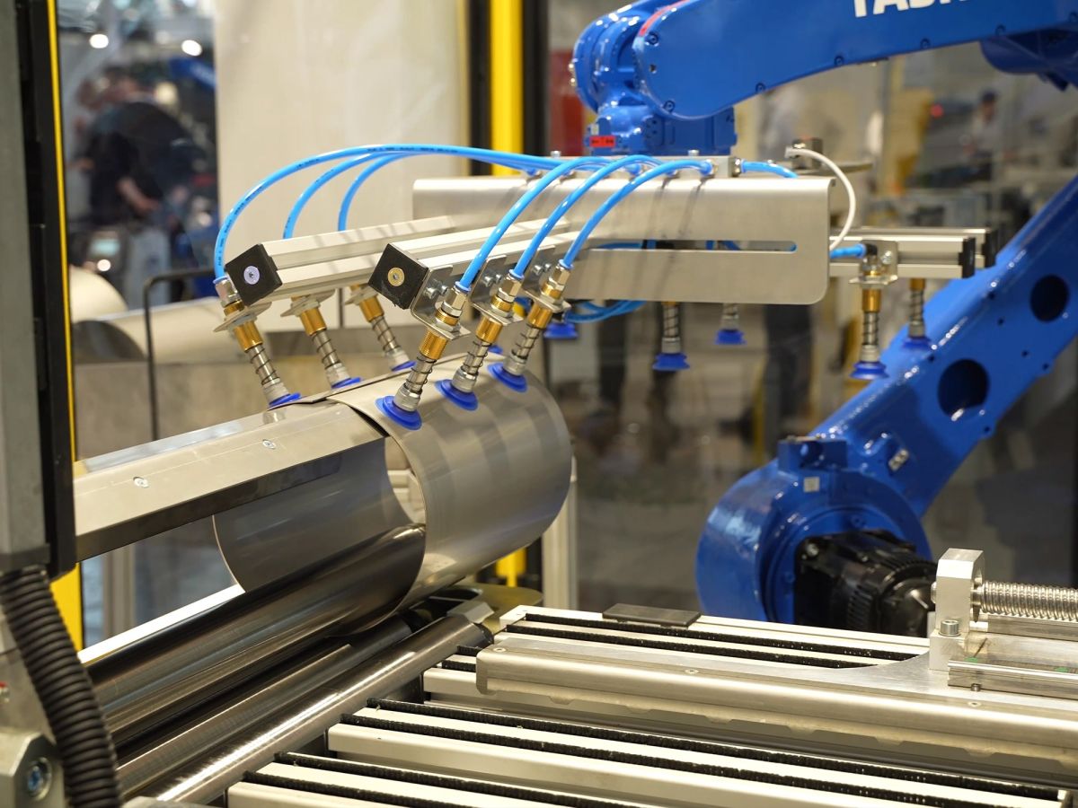 Roboter-Technologie und Automatisierung in der Blechverarbeitung - EuroBLECH 2024 in Hannover (© C. Sunderdiek, Messe.TV) Roboter-Technologie und Automatisierung in der Blechverarbeitung - EuroBLECH 2024 in Hannover (© C. Sunderdiek, Messe.TV)