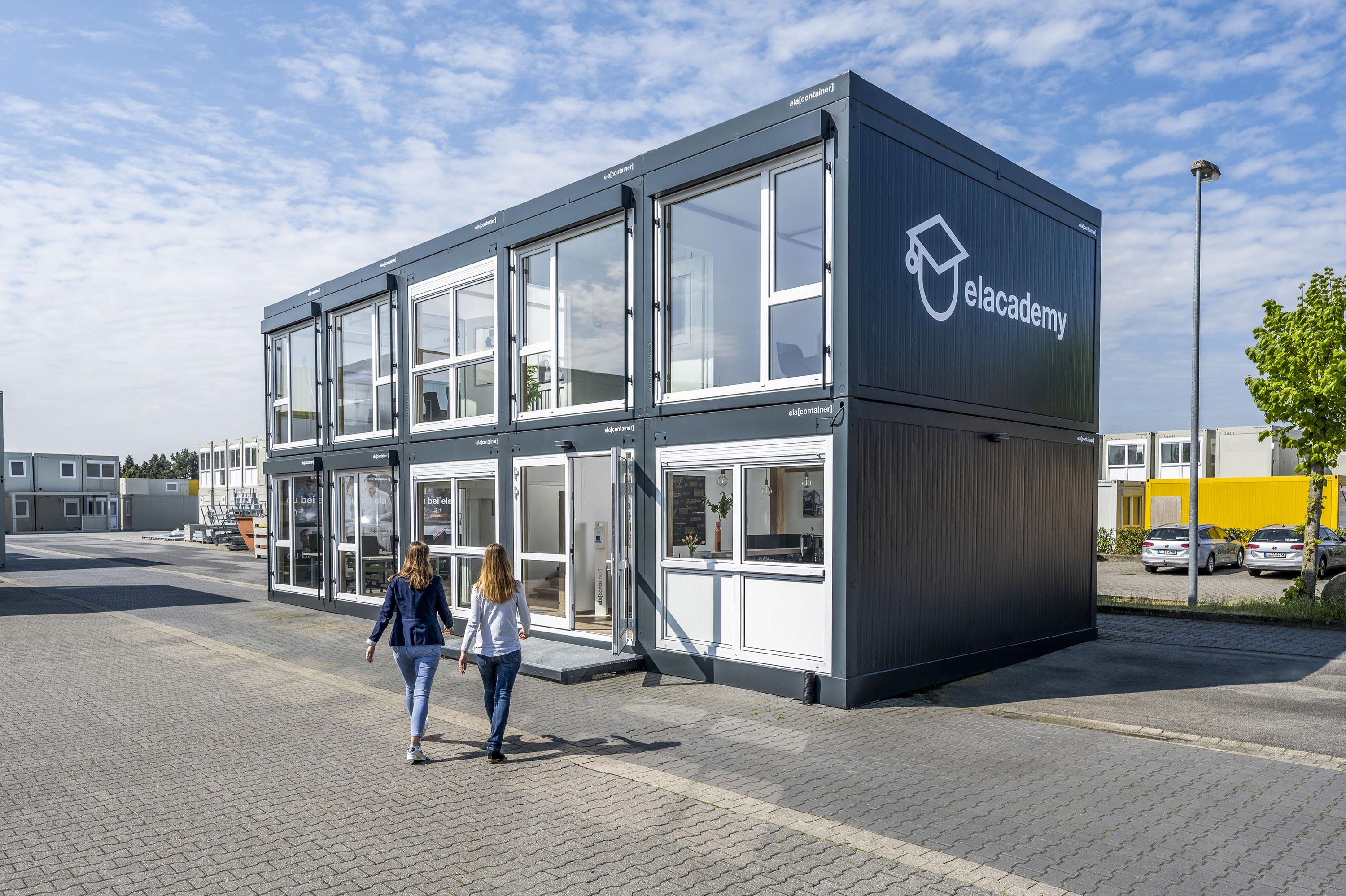 Die zweistöckige Schulungsanlage aus ELA Bürocontainern bietet Raum auch für große Gruppen.