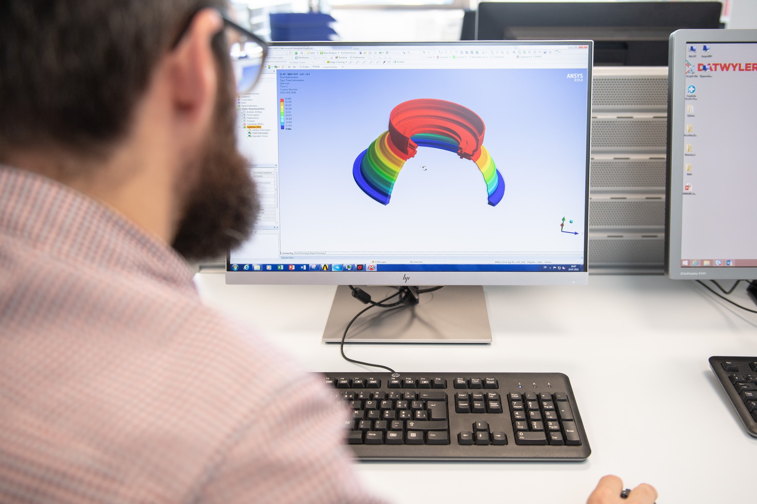 Simulationen rund um die Uhr für täglichüber 100 Millionen Bauteile (Bildquelle: Dätwyler Archiv, Fotograf Valentin Luthiger)