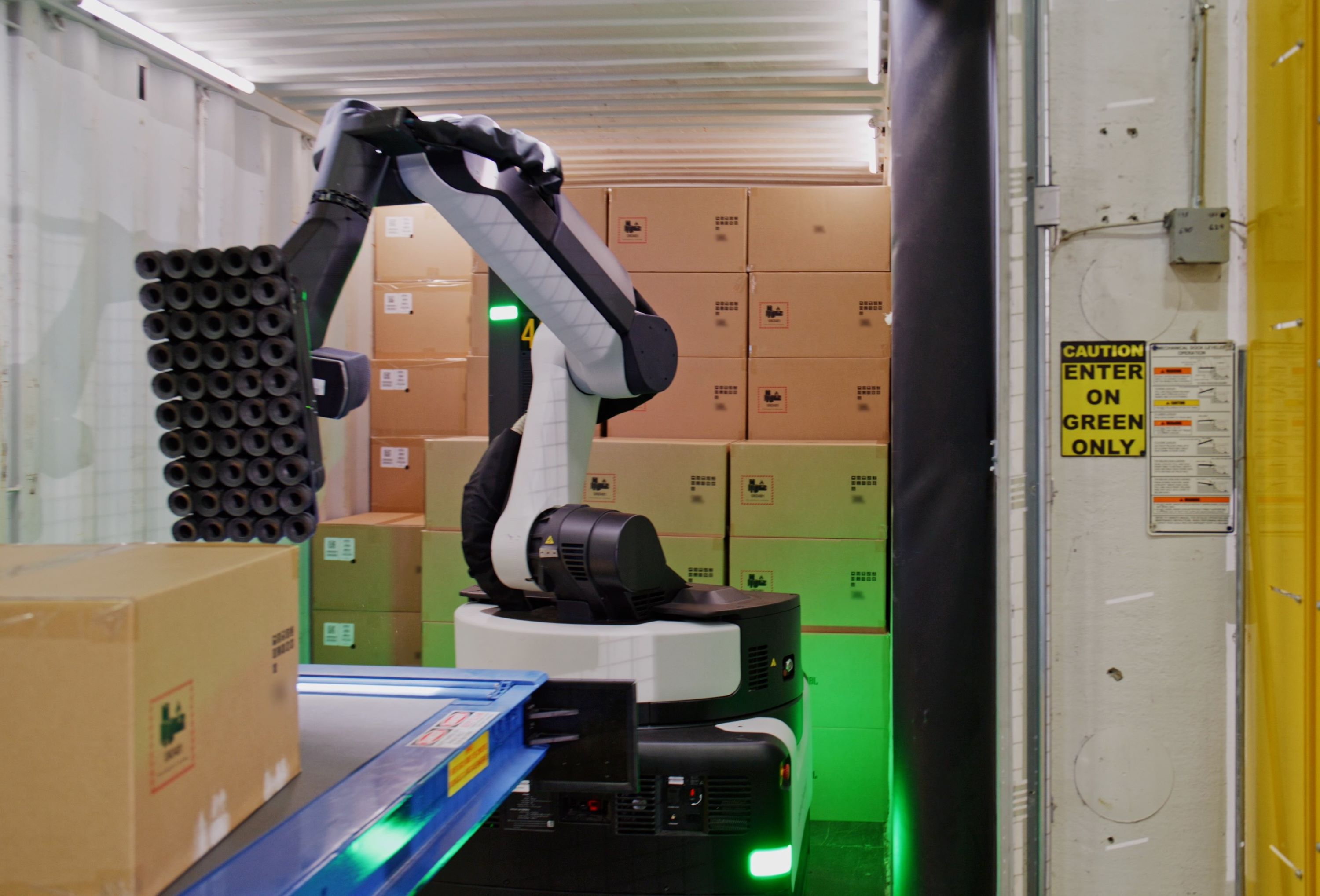 Der Roboter"Stretch" entlädt nicht palettierte Kartons automatisch aus Containern. (Bildquelle:©Arvato) Der Roboter"Stretch" entlädt nicht palettierte Kartons automatisch aus Containern. (Bildquelle:©Arvato)