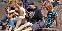 AUF IN DIE WELT: Junge Leute mit Smartphone (Pixabay) AUF IN DIE WELT: Junge Leute mit Smartphone (Pixabay)