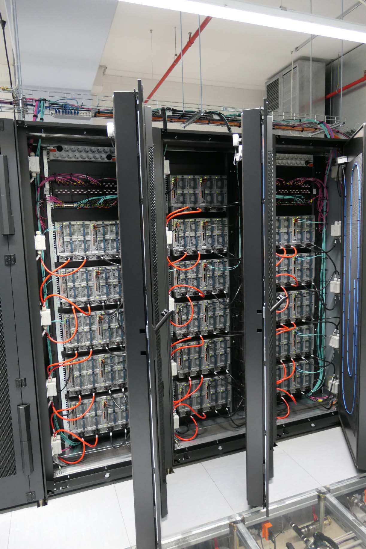 : High-Density-Serverschränke mit Rücktürkühler aus dem iQdata Produktportfolio. : High-Density-Serverschränke mit Rücktürkühler aus dem iQdata Produktportfolio.