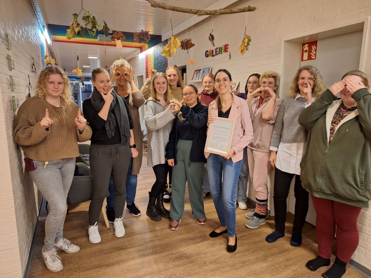 Brücken bauen mit Gebärden: Das Team der Kita Mozartstraße zeigt Engagement (© Natascha Fastenau)