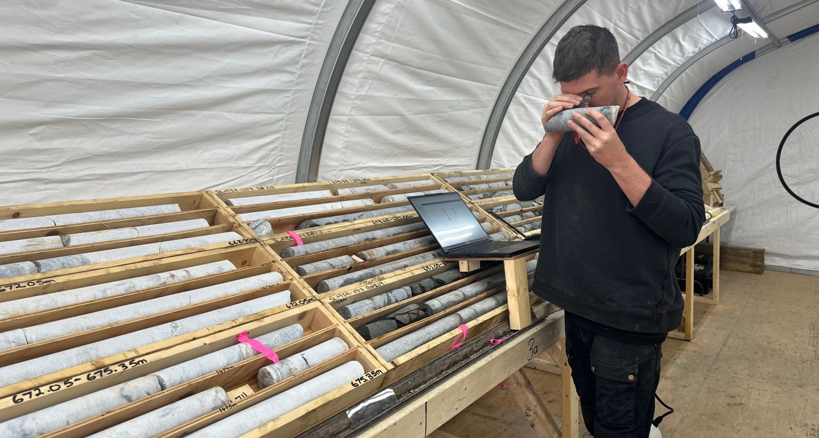 Begutachtung einiger Bohrkerne auf Silver Lime; Quelle: Core Assets Begutachtung einiger Bohrkerne auf Silver Lime; Quelle: Core Assets