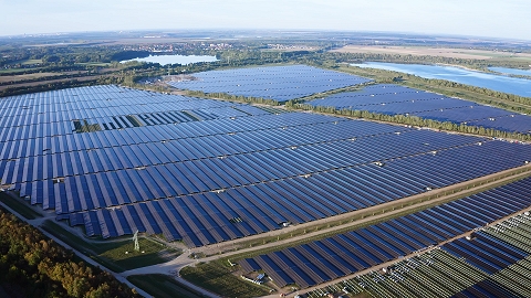 Delta liefert 3.500 hocheffiziente PV-Wechselrichter für Europas größtes 650-MW-Solarkraftwerk (Bildquelle: @ Delta Electronics)