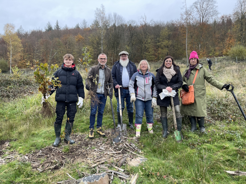 Baumpflanztag der abresa in Wächtersbach (Foto: abresa) (Die Bildrechte liegen bei dem Verfasser der Mitteilung.) Baumpflanztag der abresa in Wächtersbach (Foto: abresa) (Die Bildrechte liegen bei dem Verfasser der Mitteilung.)