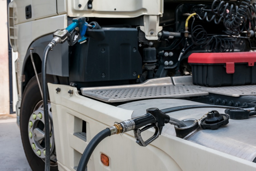 Für Flottenbetreiber und Speditionsunternehmen, die regelmäßig auf Diesel-Fahrzeuge angewiesen sind, ist AdBlue zur Emissionsreduzierung unverzichtbar.