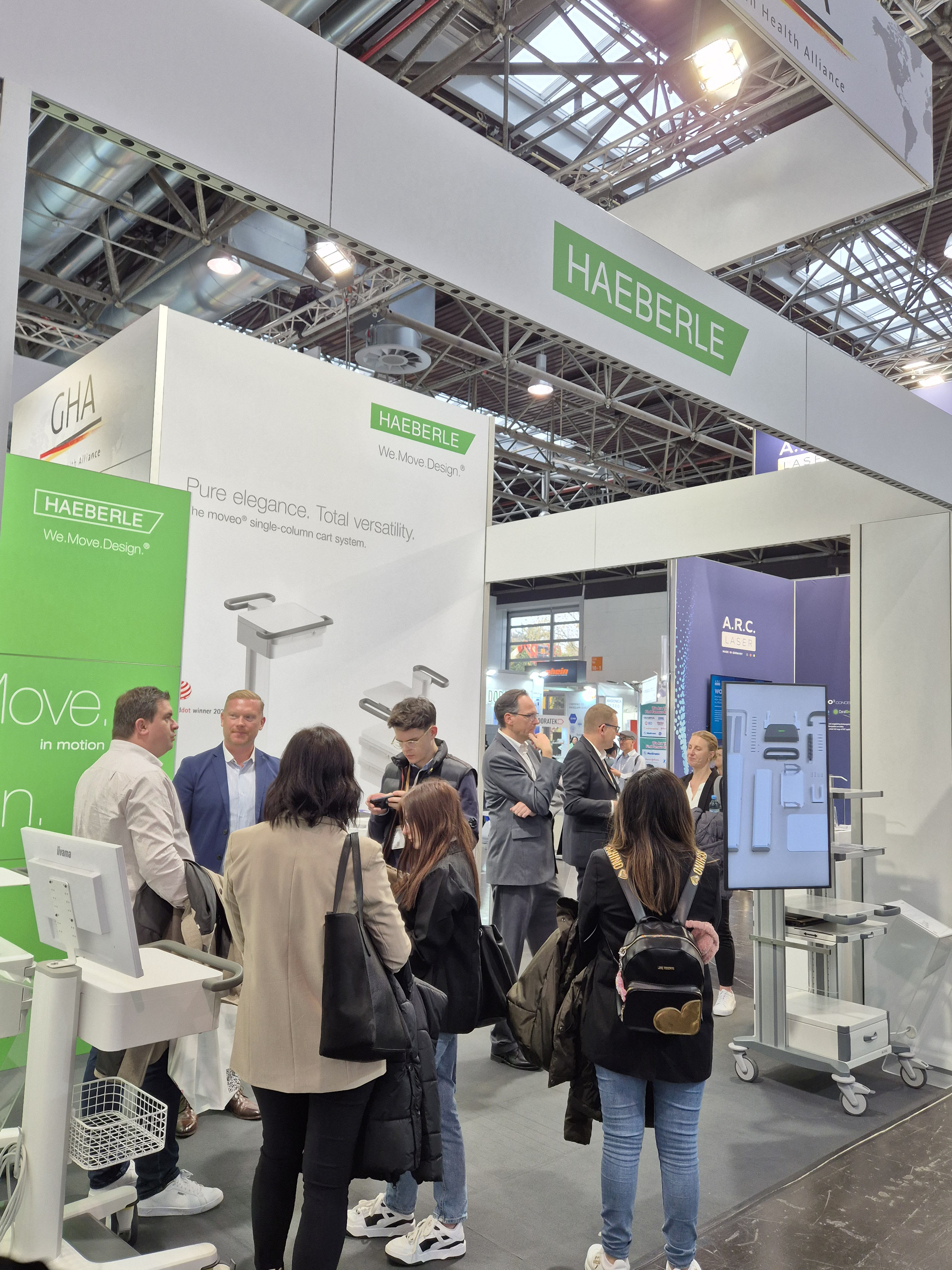 moveo Gerätewagen auf der MEDICA 2023 moveo Gerätewagen auf der MEDICA 2023