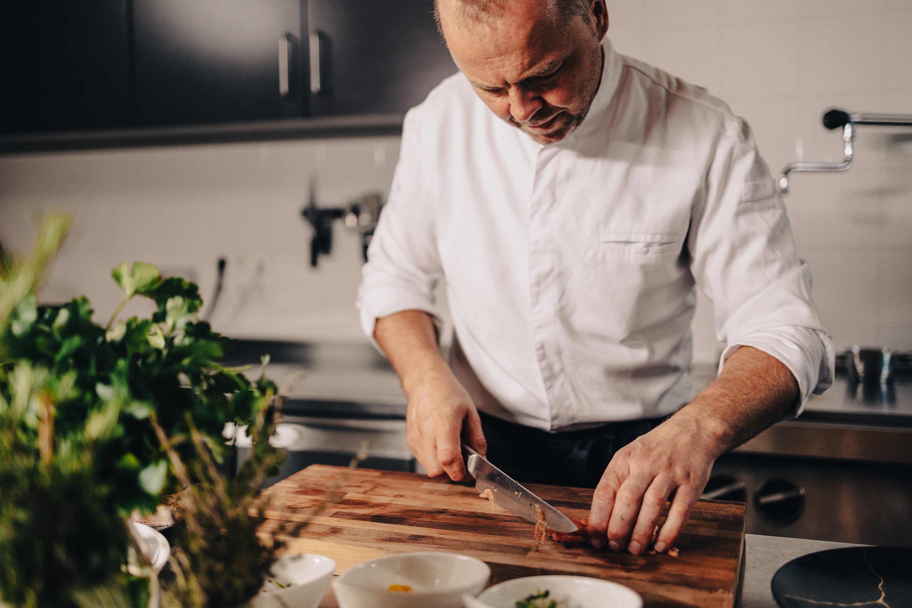 Chefkoch Michael Tschurtschenthaler bei der Zubereitung der fantastiereichen, ehrlichen Gerichte Chefkoch Michael Tschurtschenthaler bei der Zubereitung der fantastiereichen, ehrlichen Gerichte
