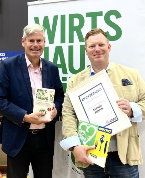 Klaus Egle, Herausgeber des Wirtshausführers (li.) gratuliert Marcel Herburger (re.) zum 1. Platz (Bildquelle: Gasthof Herburgers Mohren) Klaus Egle, Herausgeber des Wirtshausführers (li.) gratuliert Marcel Herburger (re.) zum 1. Platz (Bildquelle: Gasthof Herburgers Mohren)