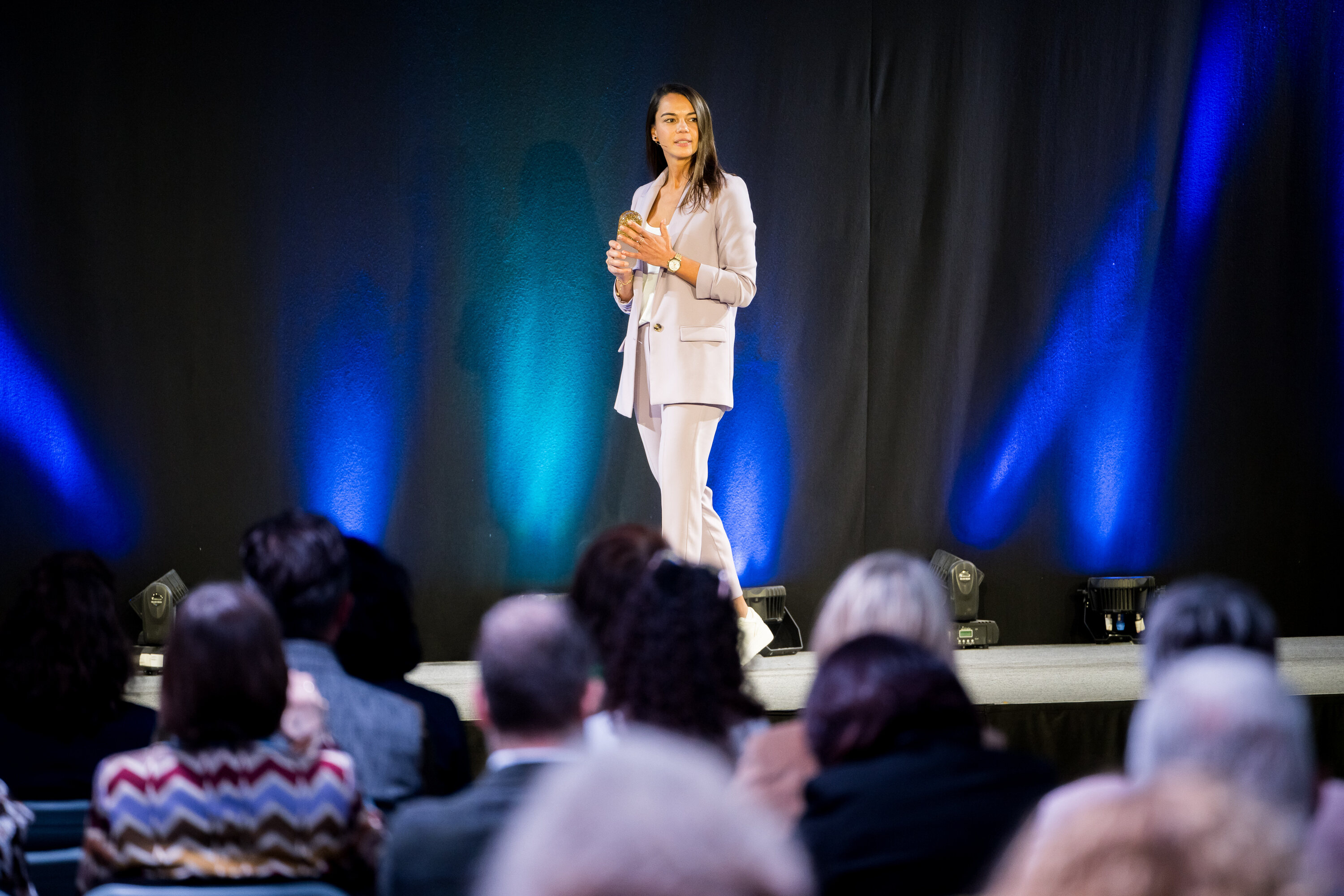 Vanessa Buth inspiriert beim 20. Internationalen Speaker Slam mit ihrer Rede über die Kraft der Selbstfürsorge. FOTO:Justin Bockey