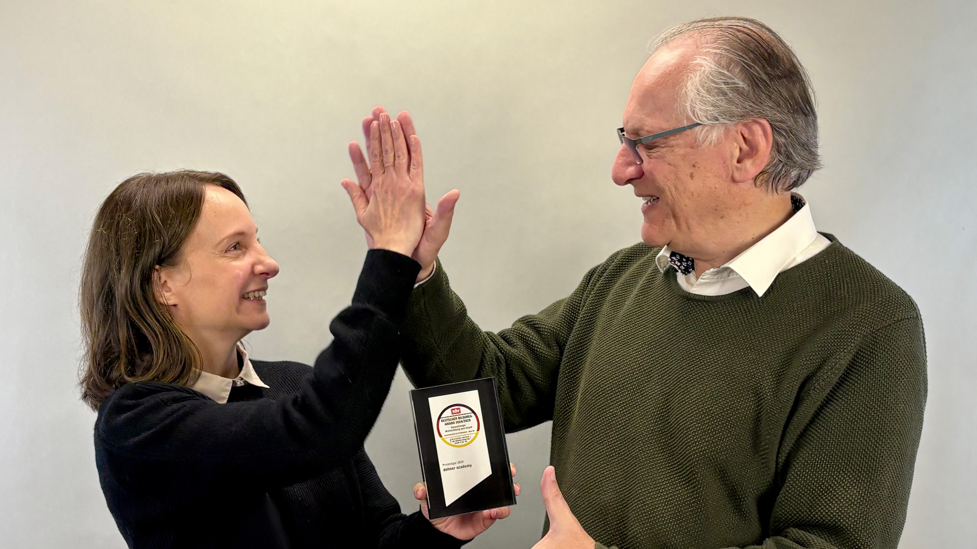 Alice und Ulrich Dehner mit dem Bildungs-Award 2024/2025 für die Weiterbildung zum Coach. (Die Bildrechte liegen bei dem Verfasser der Mitteilung.)