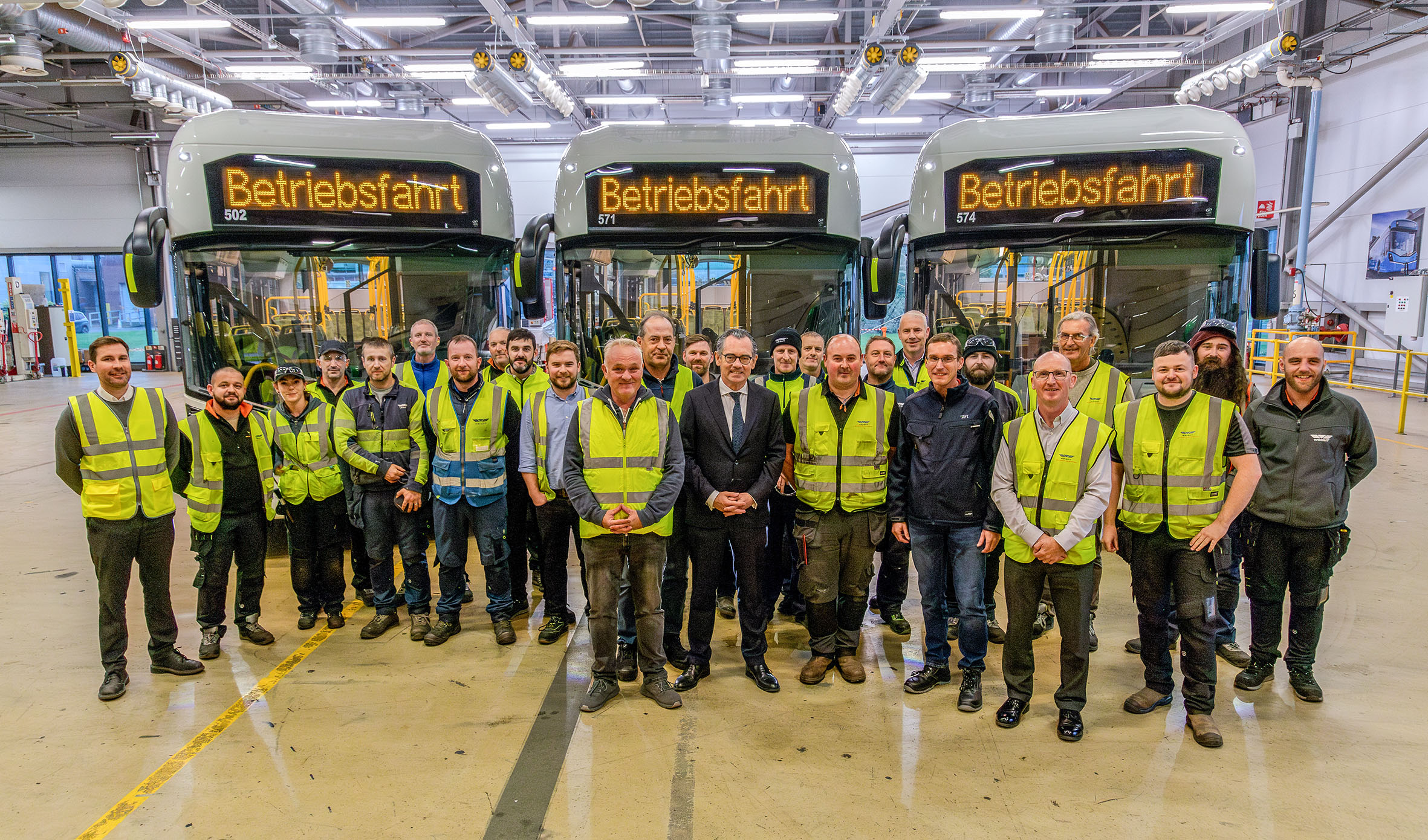 „Sign-off“im nordirischen Ballymena für die"Kite Hydroliner" von Wrightbus an die RVK (Bildquelle:©Wrightbus) „Sign-off“im nordirischen Ballymena für die"Kite Hydroliner" von Wrightbus an die RVK (Bildquelle:©Wrightbus)