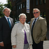 (v.l.n.r.) Otmar Tibes, Volksbank Mönchengladbach, Adele Tarkowski und Dieter Lambertz (v.l.n.r.) Otmar Tibes, Volksbank Mönchengladbach, Adele Tarkowski und Dieter Lambertz