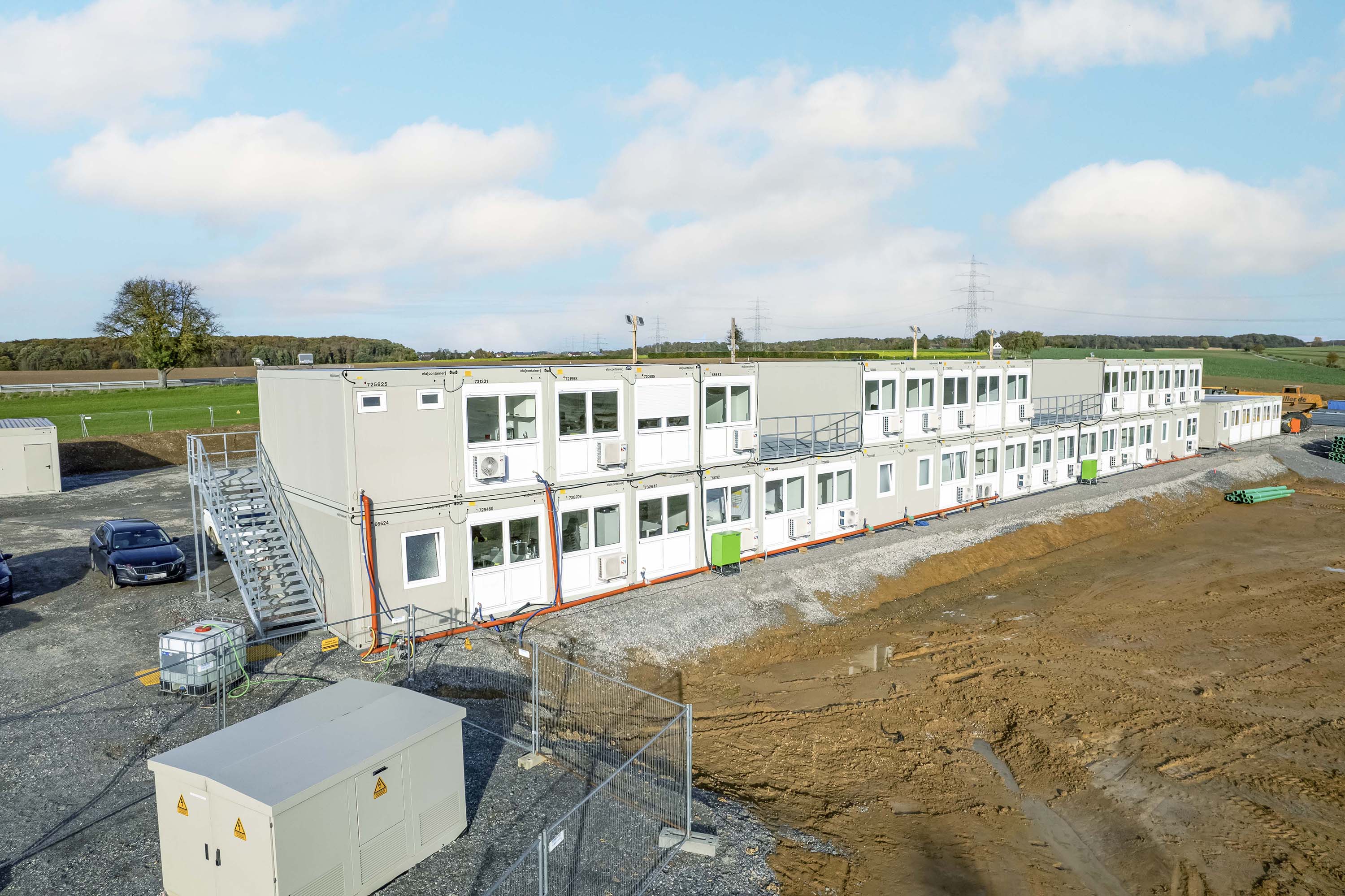 Die Firma Knoll hat das individuell konfigurierte Raumsystem aus 45 ELA Baucontainern für rund 15 Monate gemietet. Die Firma Knoll hat das individuell konfigurierte Raumsystem aus 45 ELA Baucontainern für rund 15 Monate gemietet.