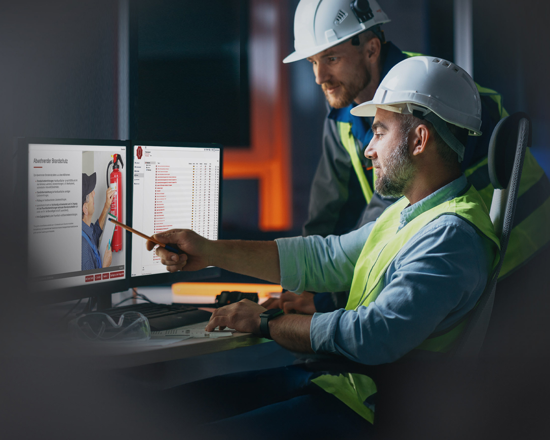 Sicherheitsfachkräfte vor dem PC mit der Prevenio®Software. (Die Bildrechte liegen bei dem Verfasser der Mitteilung.)