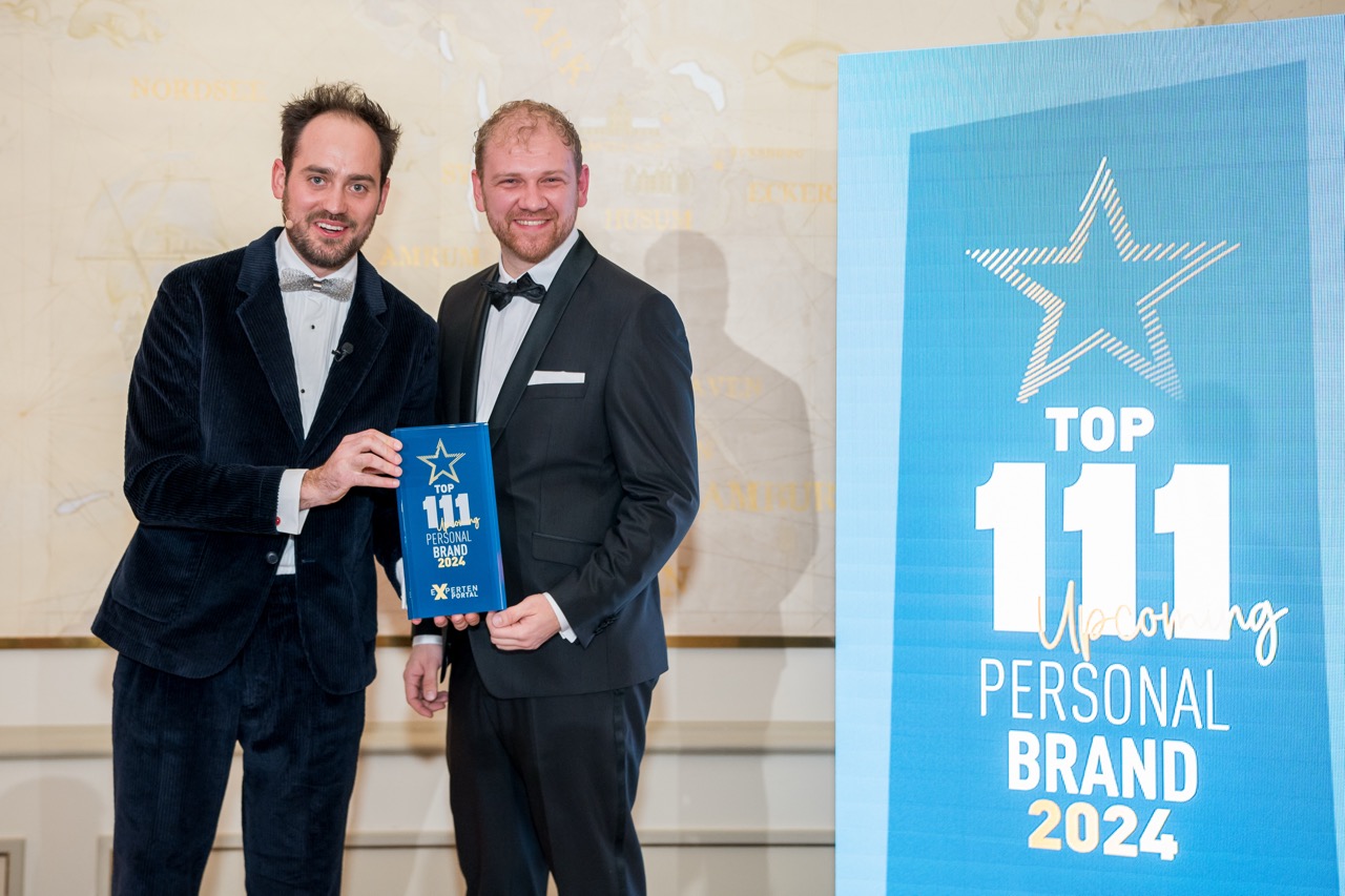 Jousa Laufer (GF Expertenportal)übergibt Julian Fuchs den Top 111 Award | Foto: Justin Bockey (Die Bildrechte liegen bei dem Verfasser der Mitteilung.)