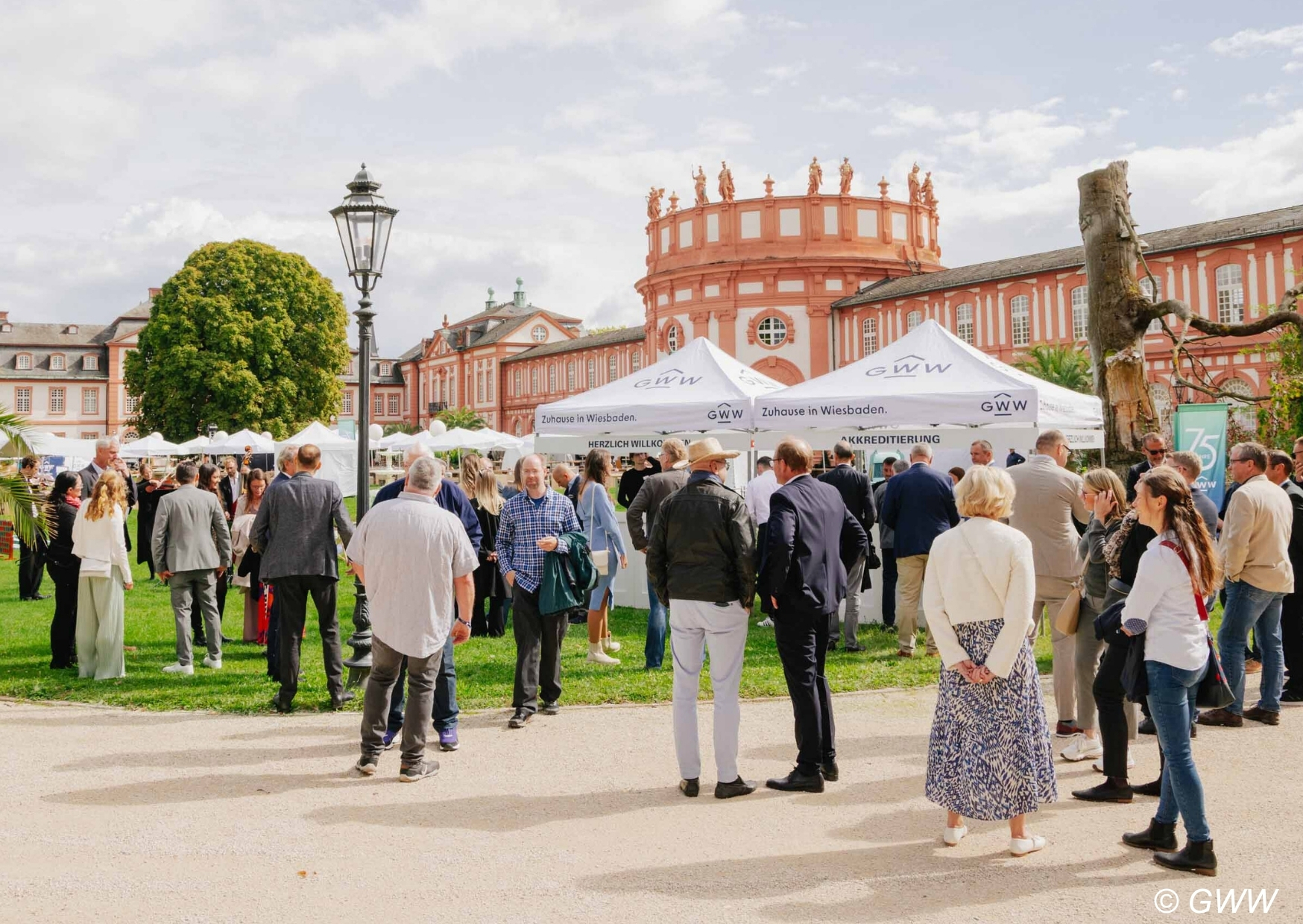 Einlass zur GWW-Jubiläumsveranstaltung im Schloss Biebrich (Foto: GWW) Einlass zur GWW-Jubiläumsveranstaltung im Schloss Biebrich (Foto: GWW)