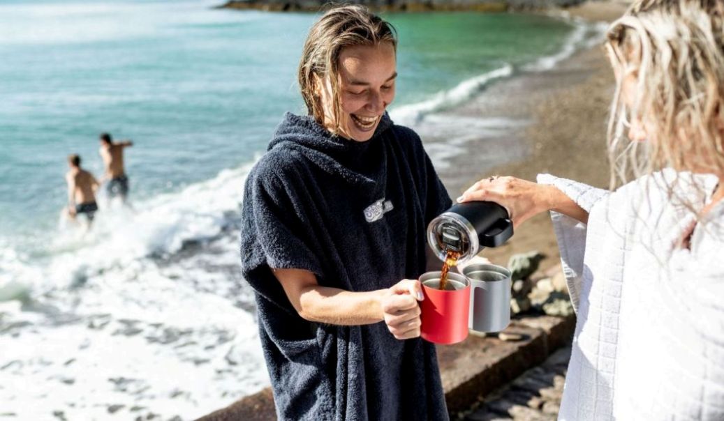 Tee hilft, nach dem Schwimmen wieder auf Temperatur zu kommen. Foto: Andy Le Gresley Tee hilft, nach dem Schwimmen wieder auf Temperatur zu kommen. Foto: Andy Le Gresley