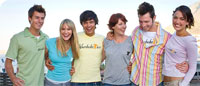Werbeboten tragen Unternehmensbotschaften auf dem T-Shirt und in die weite Welt der Web-Communities