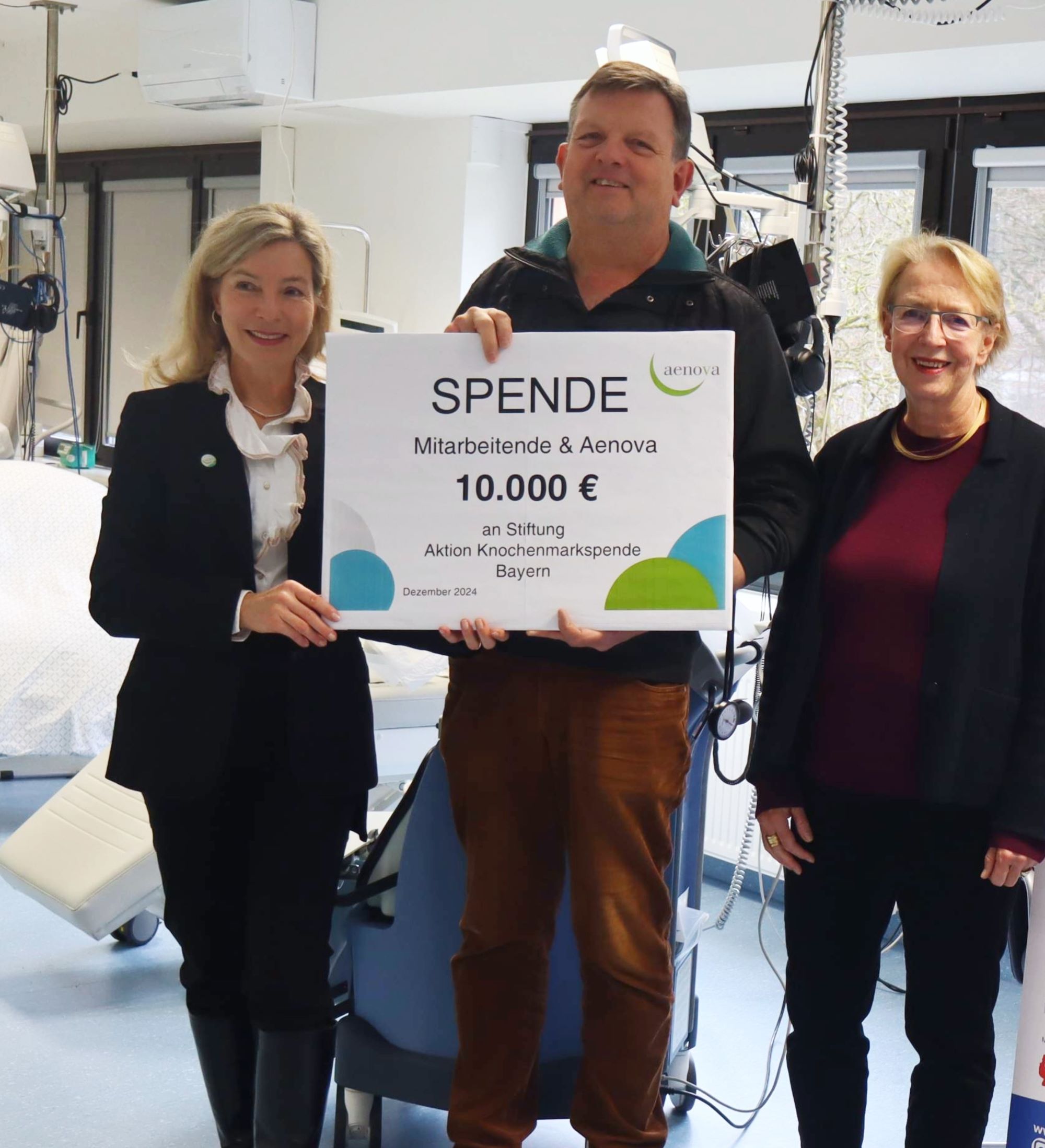 Übergabe des Spendenschecks von Aenova an die Stiftung Aktion Knochenmarkspende Bayern. (Die Bildrechte liegen bei dem Verfasser der Mitteilung.) Übergabe des Spendenschecks von Aenova an die Stiftung Aktion Knochenmarkspende Bayern. (Die Bildrechte liegen bei dem Verfasser der Mitteilung.)
