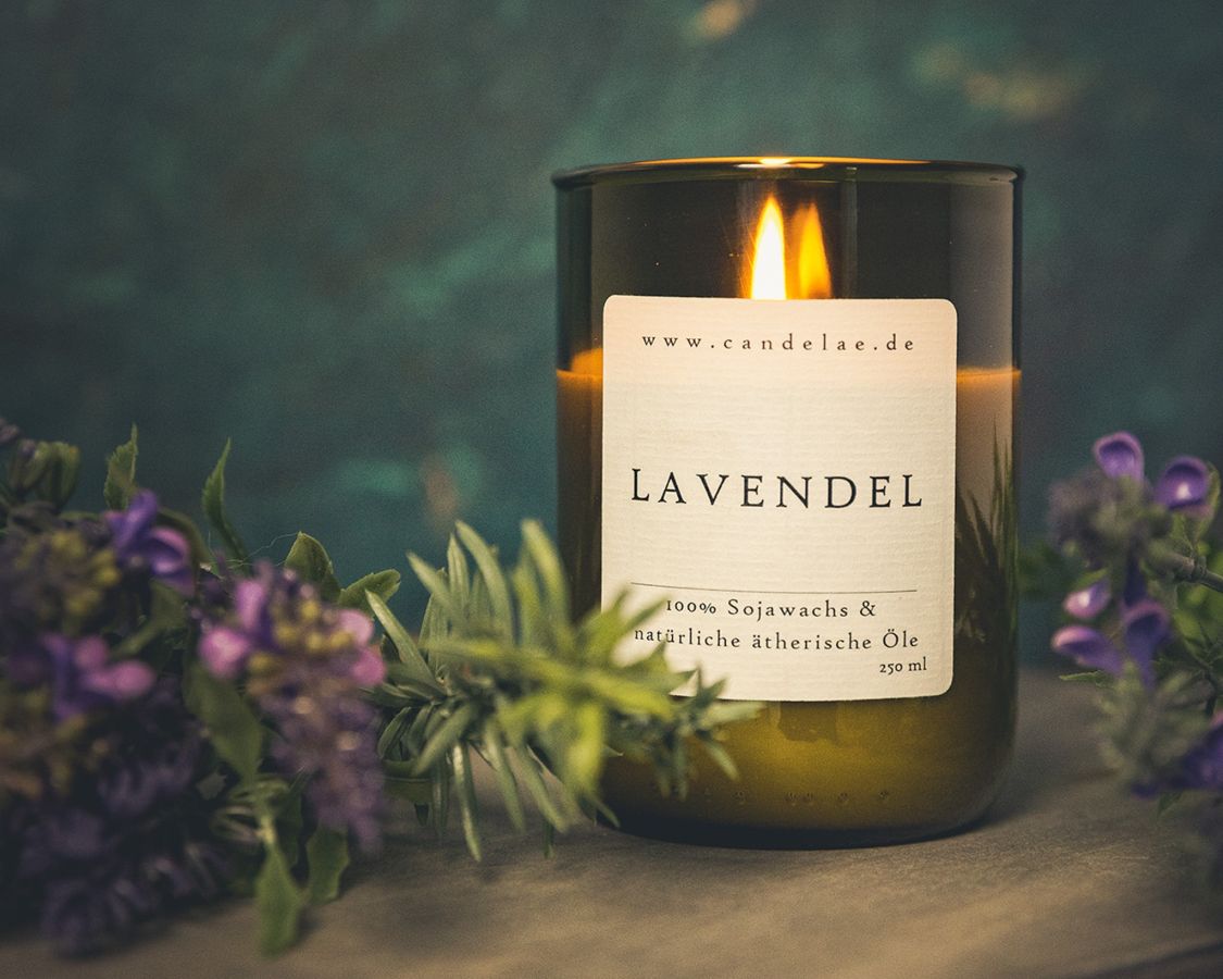 Die Lavendel-Duftkerze von Candelae: Nachhaltig, handgefertigt und voller natürlicher Eleganz. (© @candelae.de) Die Lavendel-Duftkerze von Candelae: Nachhaltig, handgefertigt und voller natürlicher Eleganz. (© @candelae.de)