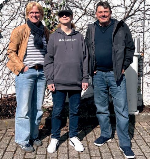 Unternehmensleitung Andrea Bartunek und Carsten Jockel mit dem Auszubildenden Kevin Ingwersen (Die Bildrechte liegen bei dem Verfasser der Mitteilung.) Unternehmensleitung Andrea Bartunek und Carsten Jockel mit dem Auszubildenden Kevin Ingwersen (Die Bildrechte liegen bei dem Verfasser der Mitteilung.)