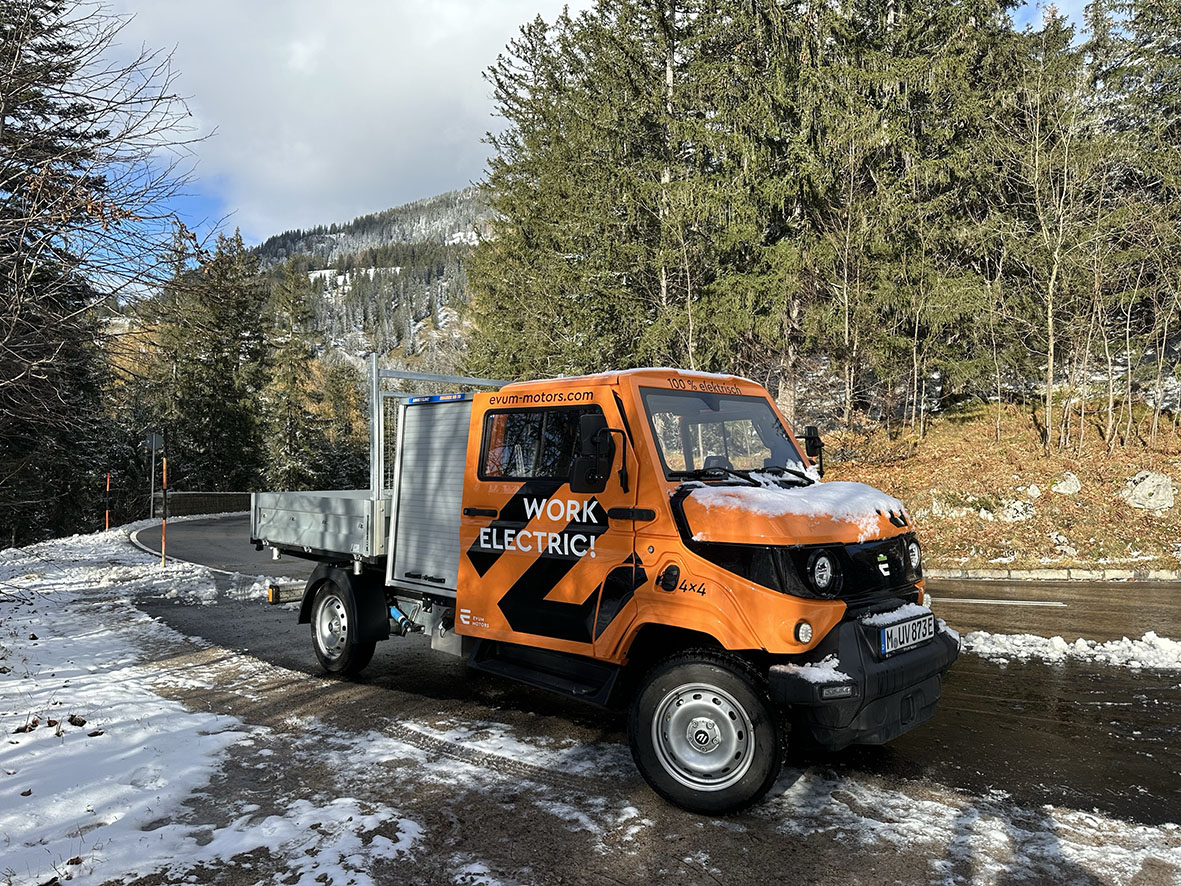 Bereit für den Einsatz: Der Evum sorgt in verschneiten Regionen für emissionsfreie Mobilität. Bereit für den Einsatz: Der Evum sorgt in verschneiten Regionen für emissionsfreie Mobilität.