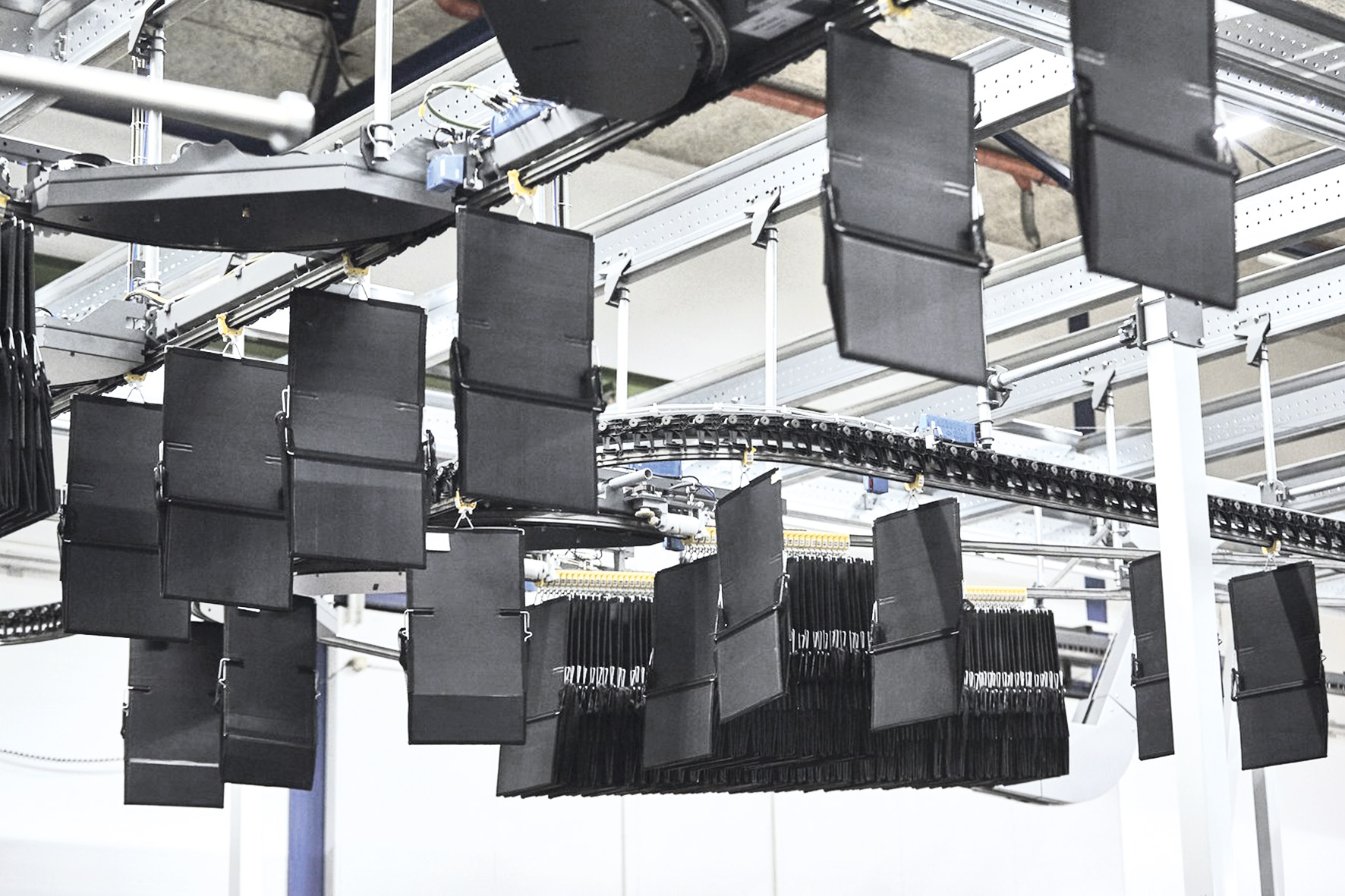 ferag.skyfall ermöglicht das Transportieren, Lagern und Sequenzieren der Produkte zur optimalen Steuerung der Warenflüsse. ferag.skyfall ermöglicht das Transportieren, Lagern und Sequenzieren der Produkte zur optimalen Steuerung der Warenflüsse.