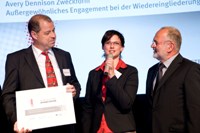 v.l.n.r.: Josef Biesenberger, Anna Herbst (beide Avery Zweckform), Michael Boettcher (BG ETEM) v.l.n.r.: Josef Biesenberger, Anna Herbst (beide Avery Zweckform), Michael Boettcher (BG ETEM)
