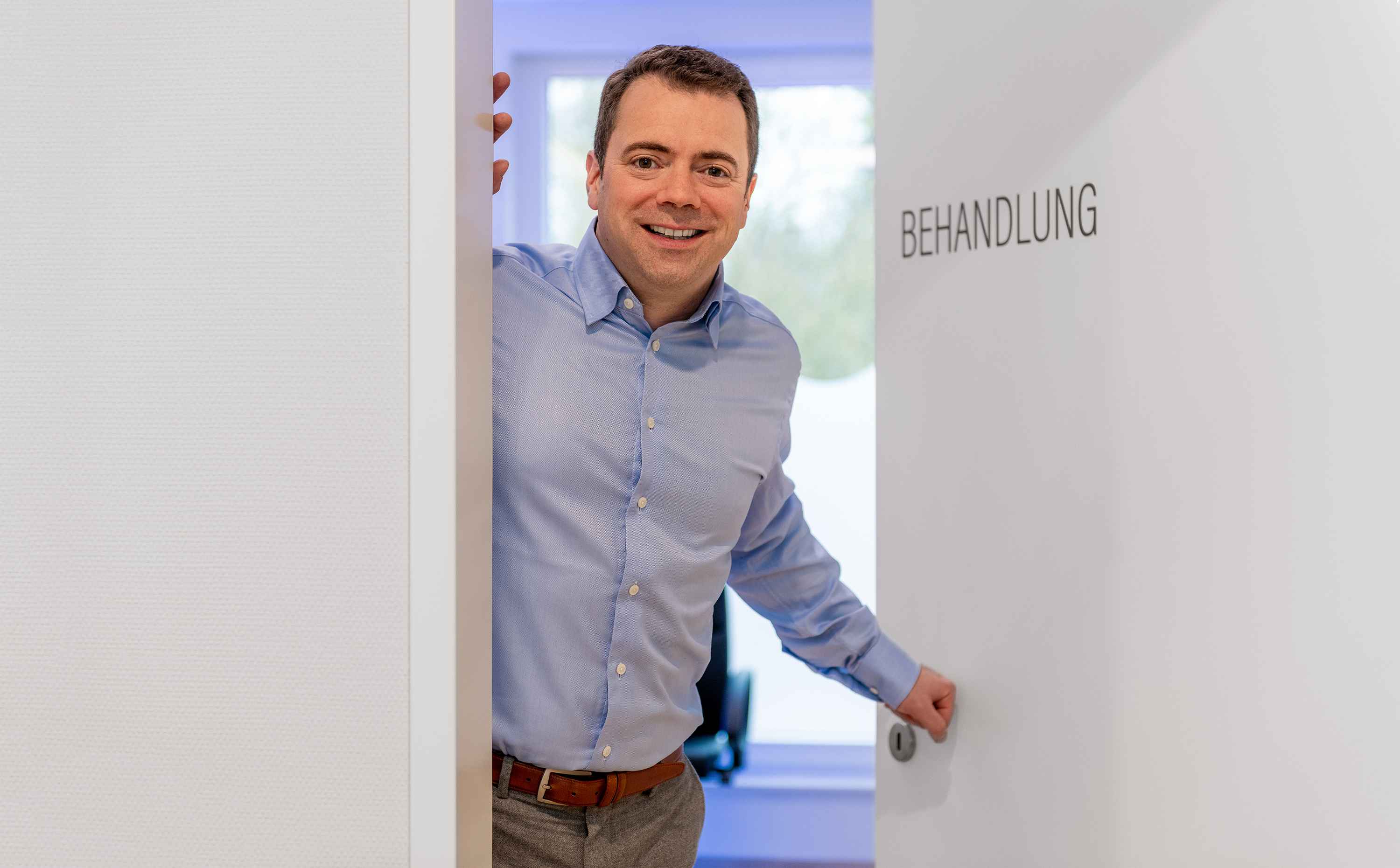 Privatdozent Dr. med. Christian Ahlers bietet moderne Augenlaserverfahren bei Alterssichtigkeit an. (Die Bildrechte liegen bei dem Verfasser der Mitteilung.) Privatdozent Dr. med. Christian Ahlers bietet moderne Augenlaserverfahren bei Alterssichtigkeit an. (Die Bildrechte liegen bei dem Verfasser der Mitteilung.)