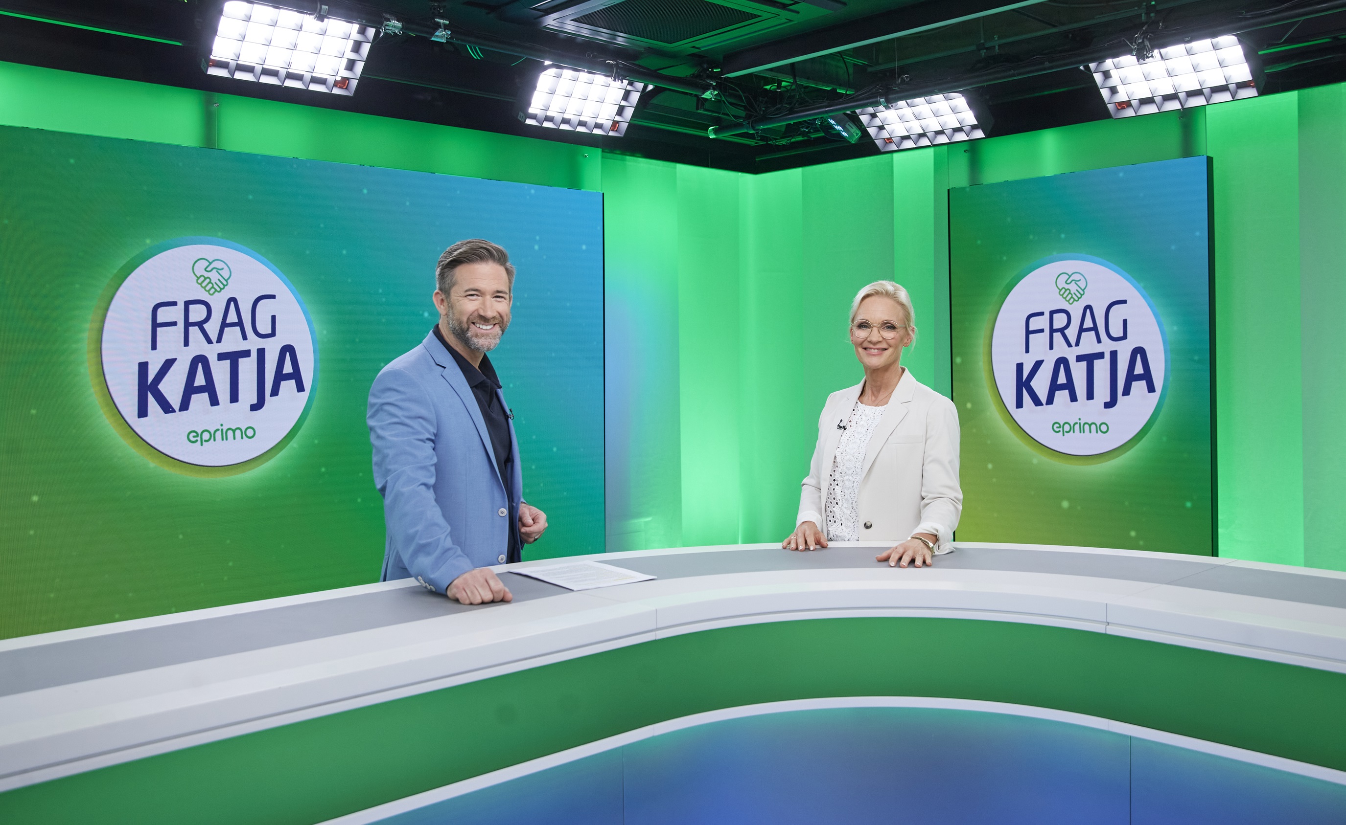eprimo CEO Katja Steger (r.) geht mit Moderator Sascha Kalupke aktuellen Energiethemen auf den Grund (Bildquelle: eprimo GmbH) eprimo CEO Katja Steger (r.) geht mit Moderator Sascha Kalupke aktuellen Energiethemen auf den Grund (Bildquelle: eprimo GmbH)