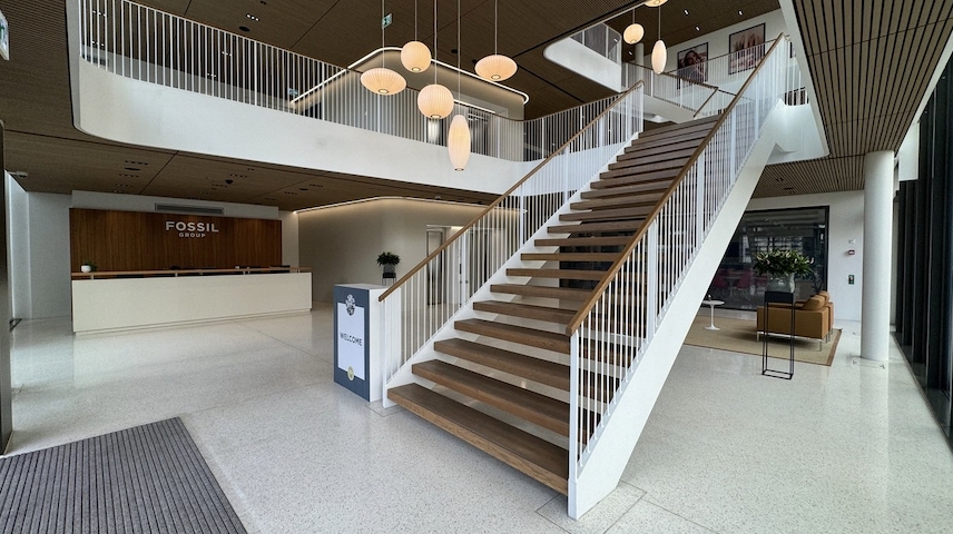 Eingangsbereich des Riehenring 182 mit Empfangstresen, Treppe und Lift (Die Bildrechte liegen bei dem Verfasser der Mitteilung.) Eingangsbereich des Riehenring 182 mit Empfangstresen, Treppe und Lift (Die Bildrechte liegen bei dem Verfasser der Mitteilung.)