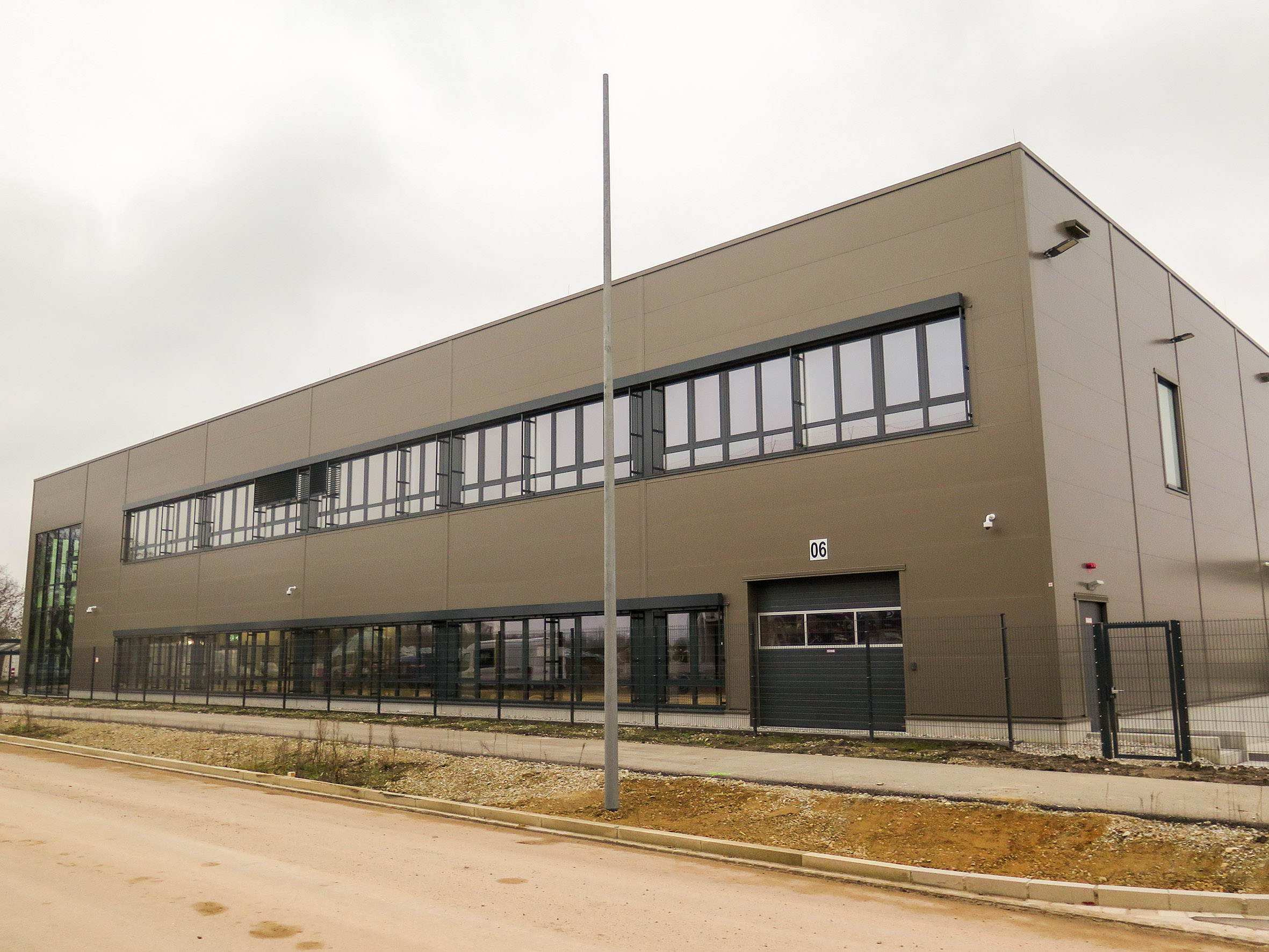 Die Schlüssel für den Neubau in Erding hat die VIB Vermögen AG jetzt an Intercell Pharmaübergeben. (Bildquelle: VIB Vermögen AG) Die Schlüssel für den Neubau in Erding hat die VIB Vermögen AG jetzt an Intercell Pharmaübergeben. (Bildquelle: VIB Vermögen AG)