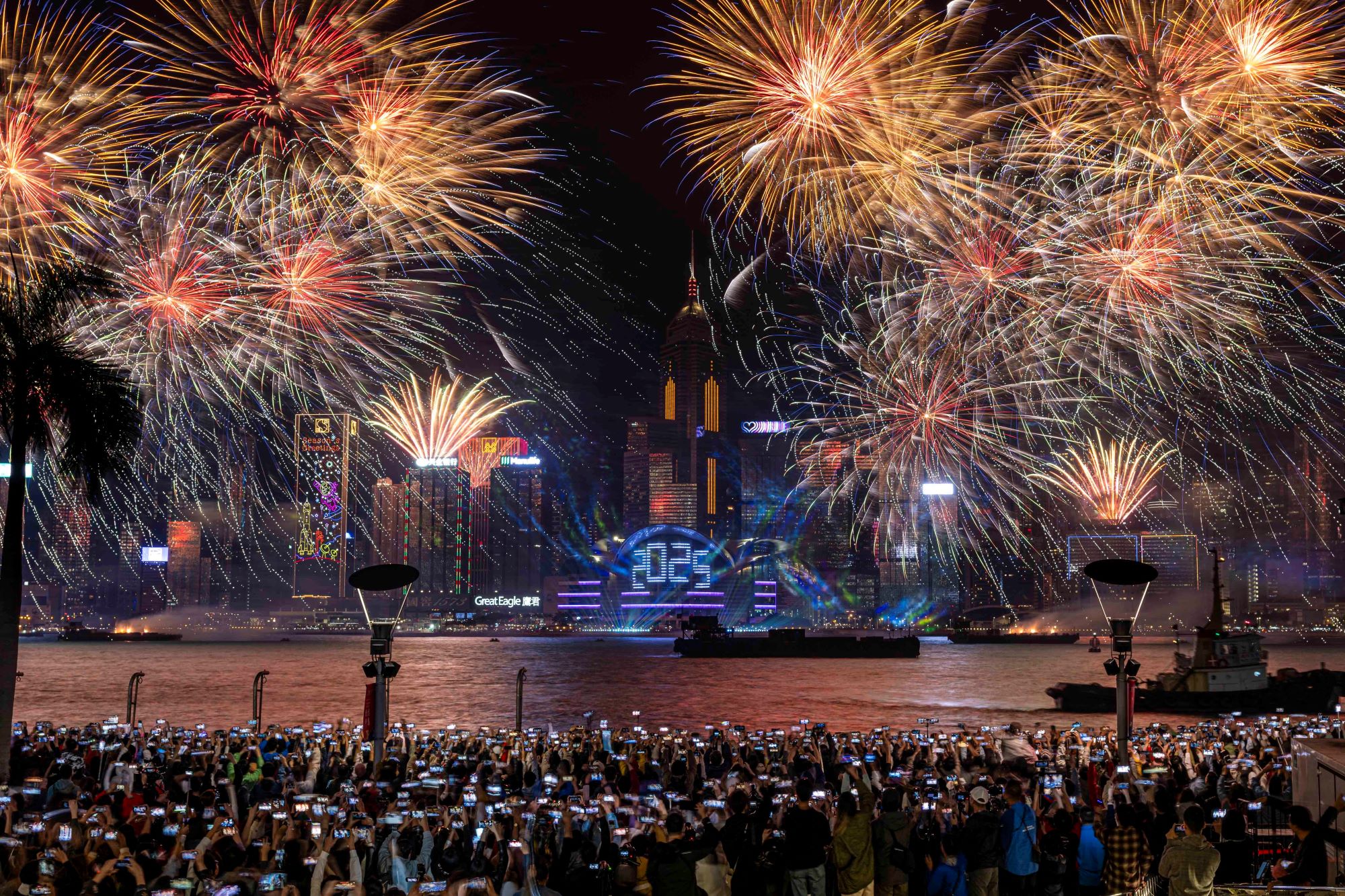 Feuerwerk am Victoria Harbour©Hong Kong Tourism Board (Bildquelle: Hong Kong Tourism Board) Feuerwerk am Victoria Harbour©Hong Kong Tourism Board (Bildquelle: Hong Kong Tourism Board)